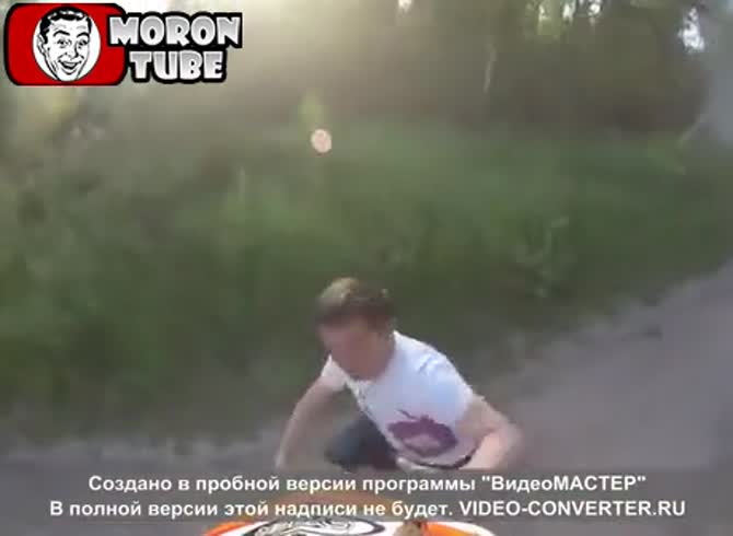 Video :When a motorcyclist cuts him off, the little anxious guy becomes enraged and suffers the beating of his life